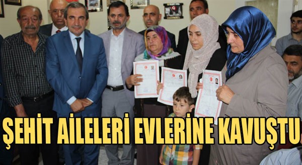  Üç şehit ailesine hediye edilen evlerin tapuları teslim edildi