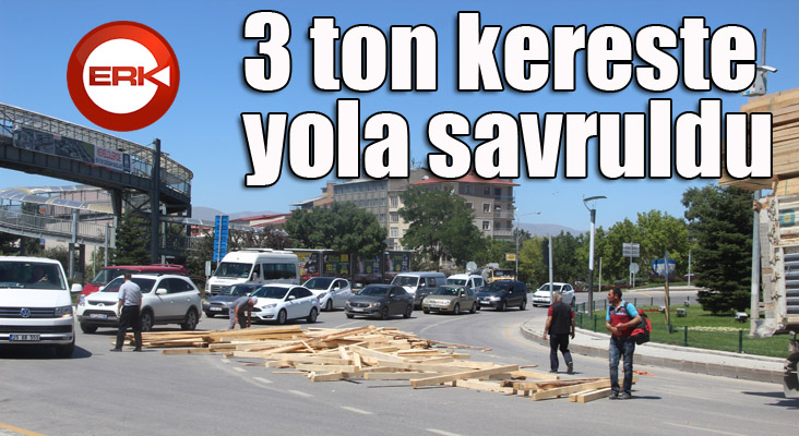 3 ton kereste yola savruldu