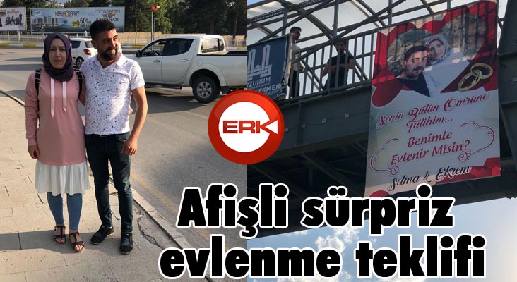 Afişli sürpriz evlenme teklifi