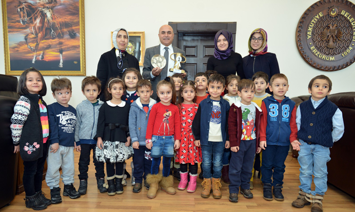 Anaokulu çocukları yılın başkanını seçti