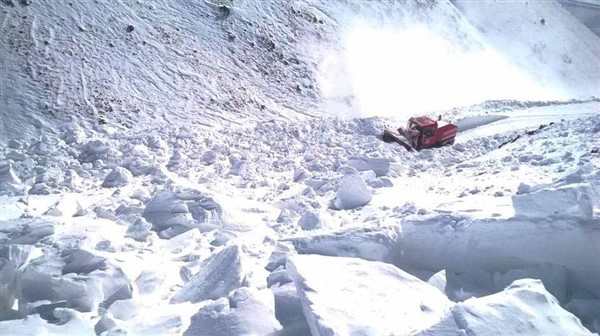 Aşkale’de çığ düşen yol ulaşıma kapandı