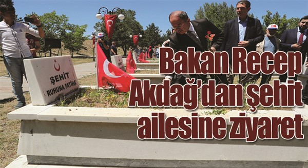 Bakan Recep Akdağ’dan şehit ailesine ziyaret