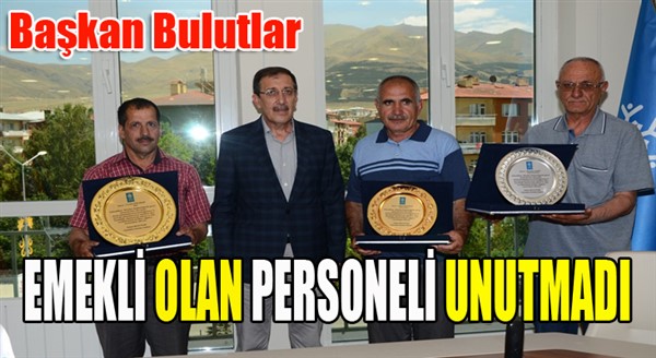 Başkan Bulutlar’dan emekli personele teşekkür plaketi