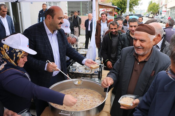 Başkan Orhan’dan aşure ikramı