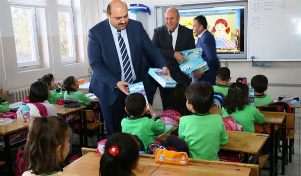Başkan Orhan’dan öğrencilere diş bakım seti