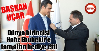 Başkan Uçar, dünya birincisi Hafız Ebubekir'e tam altın hediye etti