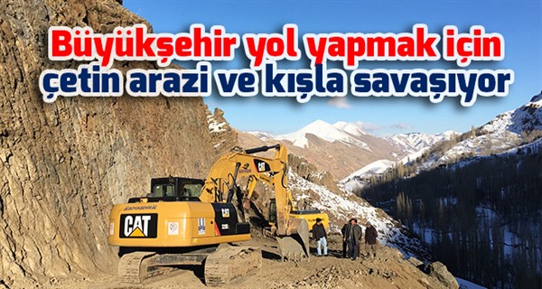 Büyükşehir yol yapmak için çetin arazi ve kışla savaşıyor