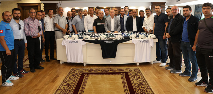 Büyükşehir’den amatör futbol kulüplerine malzeme desteği