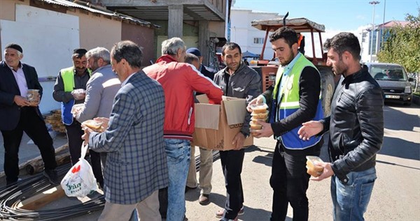 Çat Belediyesi'nden aşure etkinliği