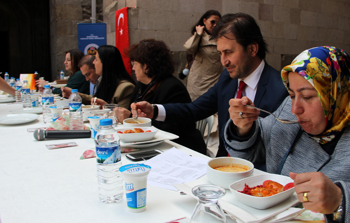 Çifte Minareli Medresede Geleneksel Yemek Yarışması yapıldı