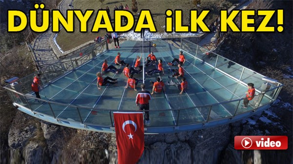 Dünyada ilk kez cam teras üzerinde voleybol oynandı