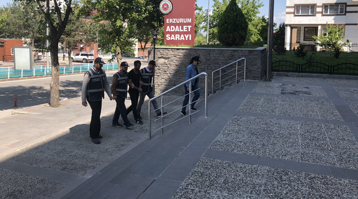 Erzurum’da kaçak göçmen taşıyan kamyon sürücüsü tutuklandı