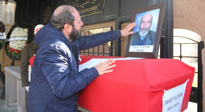 Gazi dedesini son yolculuğuna böyle uğurladı