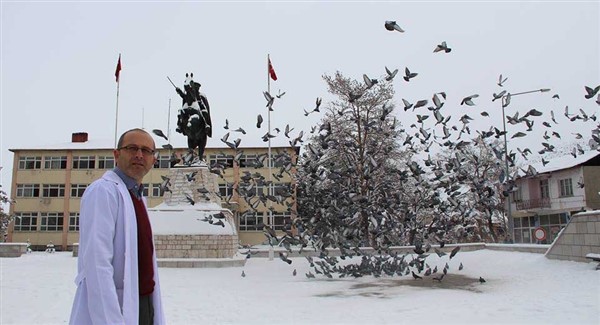 Güvercinleri hayırsever esnaf doyuruyor