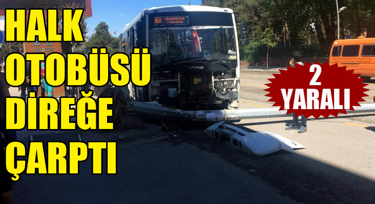 Halk otobüsü direğe çarptı: 2 yaralı