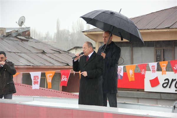 Hınıs yağmura rağmen mitinge alanına aktı