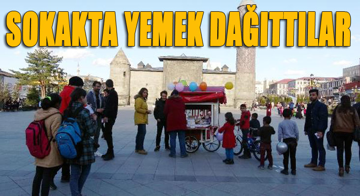 'İyilik Hareketi' üyesi üniversiteliler, sokakta yemek dağıttı