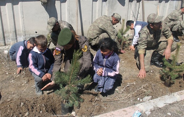 Jandarma personeli öğrencilerle ağaç dikti