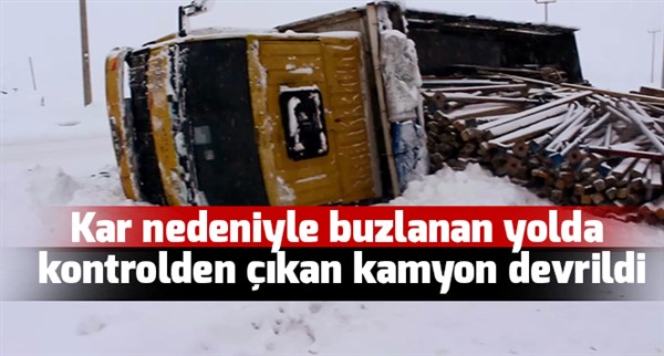 Kar nedeniyle buzlanan yolda kontrolden çıkan kamyon devrildi