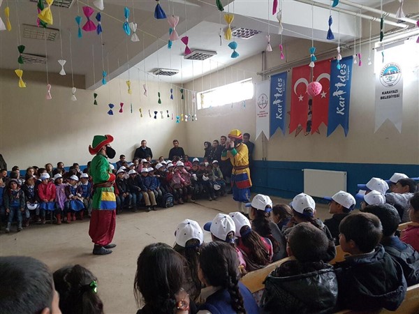 Karayazılı çocuklar tiyatroyla tanıştı