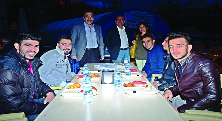 Kaymakam Yavuz ve Başkan Bulutlar vatandaşlarla birlikte iftar yaptı