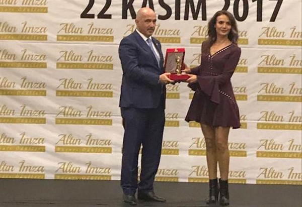 Milletvekili Ilıcalı 'Altın imza başarı ödülüne' layık görüldü