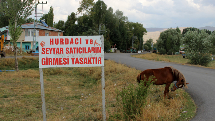 Muhtardan seçim vaadi tabela