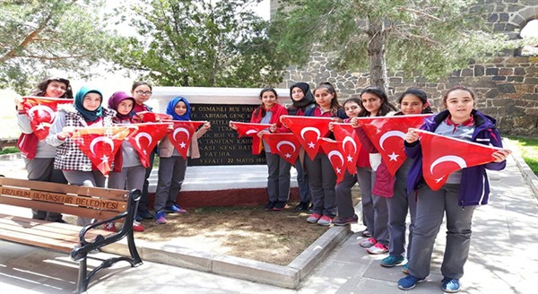 Nene Hatun'u kabri başında andılar