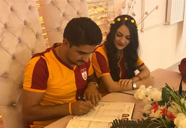 Nikah masasına Galatasaray formasıyla oturdular