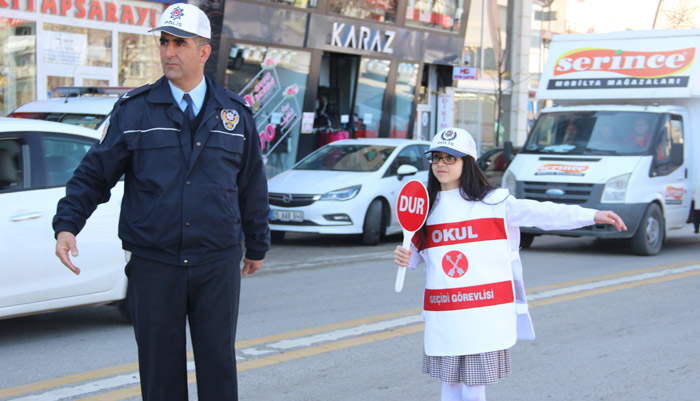 Öğrenciler polisle birlikte trafik denetimi yaptı 