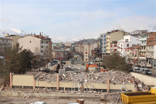 Oltu Eski Hükümet binası tarihe karıştı