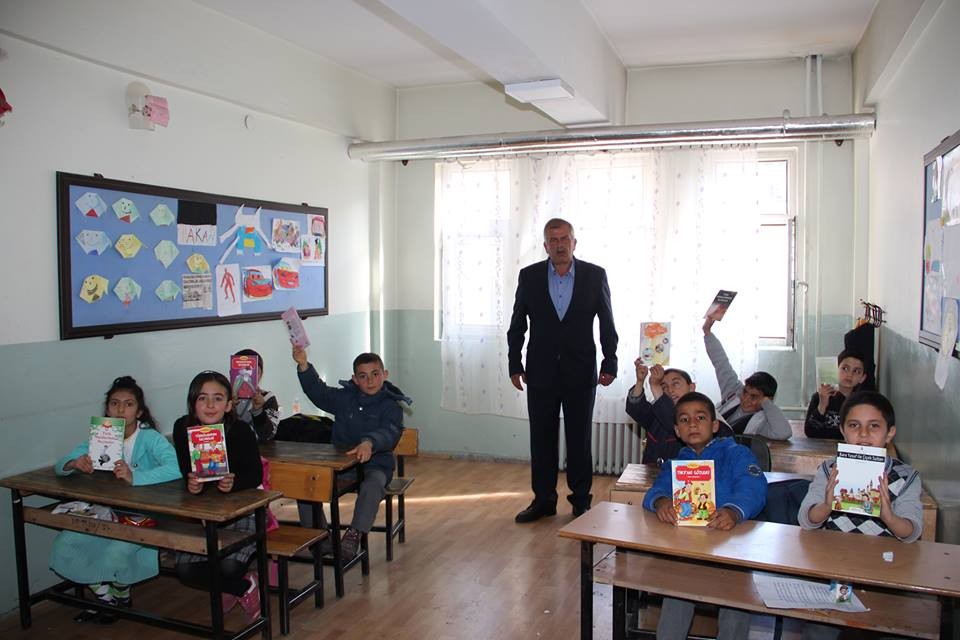 Oltu Şehitler İlkokulu öğrencilerine Bursa’dan kırtasiye desteği