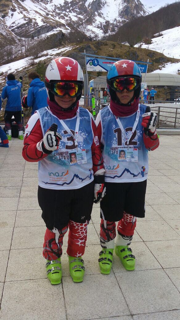 Otizmli ikiz kayakçılar büyük başarı elde etti