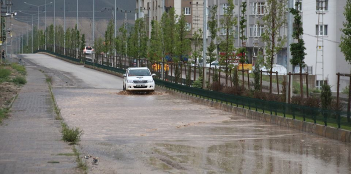 Sağanak yağmur yolları göle çevirdi