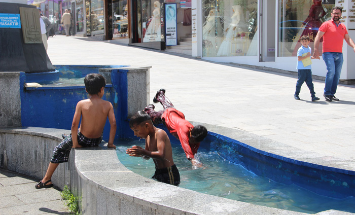Sıcaktan bunalan çocuklar süs havuzunda serinliyor 