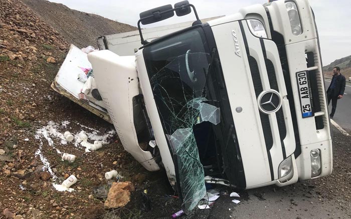 Sürücünün direksiyon hakimiyetini kaybettiği kamyon yan yattı