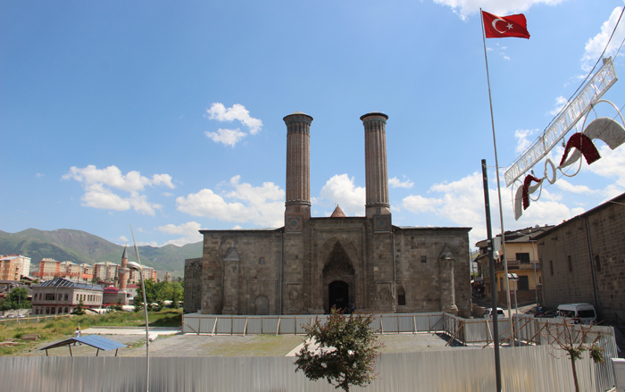 Tarihi Çifte Minareli Medresede çevre düzenlenmesi