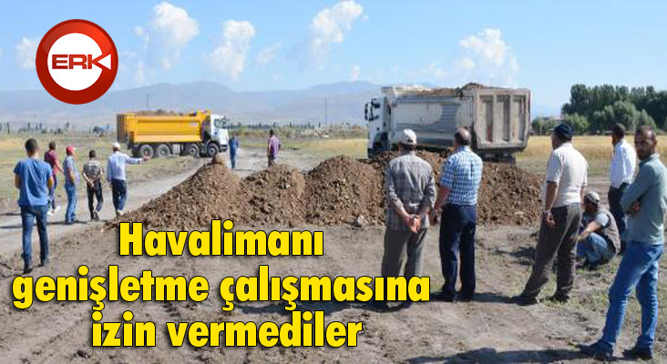 Traktörlerle yol kesip, havalimanı genişletme çalışmasına izin vermediler