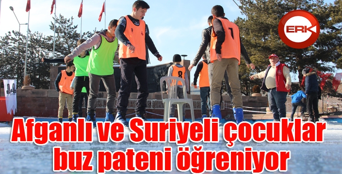 Afganlı ve Suriyeli çocuklar buz pateni öğreniyor