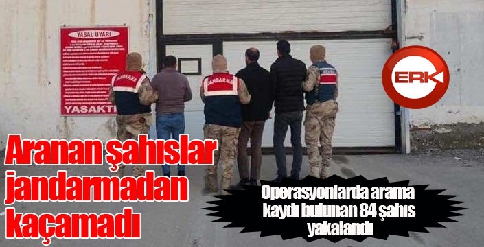 Aranan şahıslar jandarmadan kaçamadı