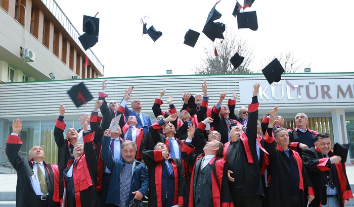 Atatürk Üniversitesi mezunu doktorlar, 40 yıl sonra kep atarak yemin etti