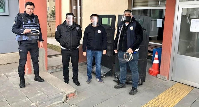 Aziziye Gençlik Merkezi’nden polise siperli maske