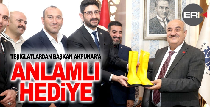 Başkan Akpunar’a anlam yüklü hediye