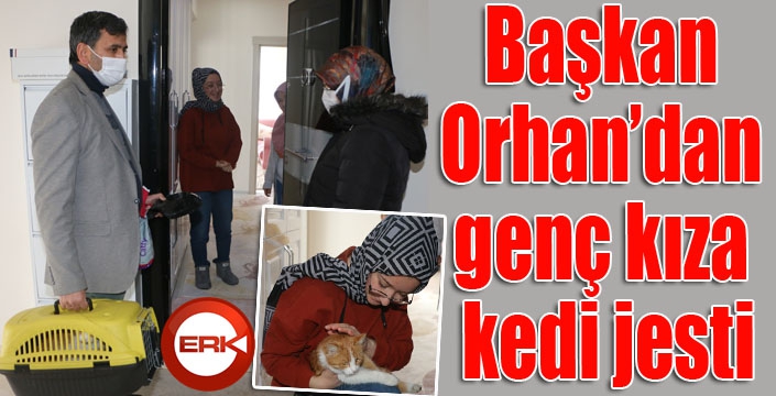 Başkan Orhan’dan genç kıza kedi jesti