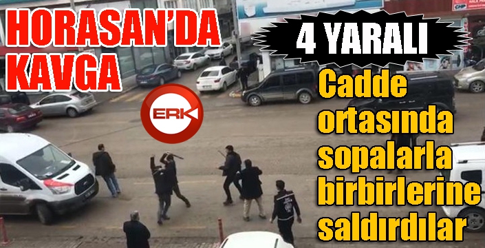 Cadde ortasında sopalarla birbirlerine saldırdılar