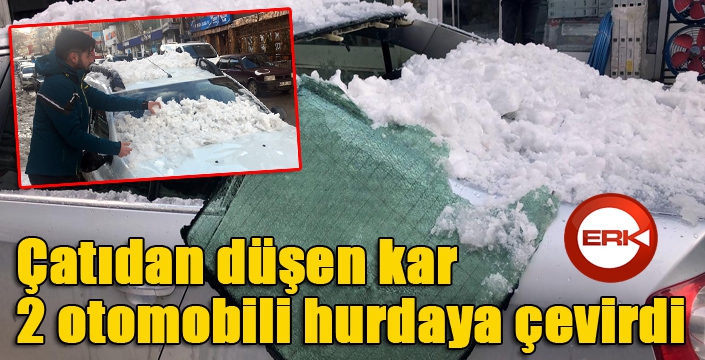 Çatıdan düşen kar 2 otomobili hurdaya çevirdi