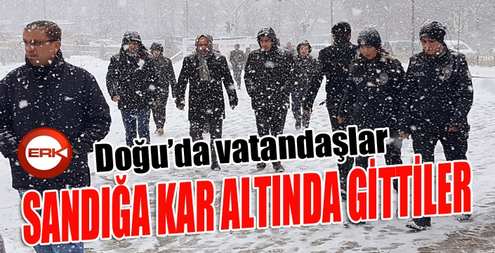 Doğu'da vatandaşlar sandığa kar yağışı altında gitti