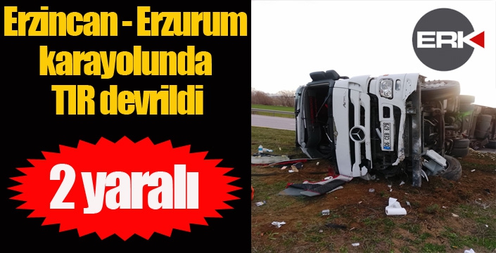 Erzincan - Erzurum karayolunda TIR devrildi: 2 yaralı