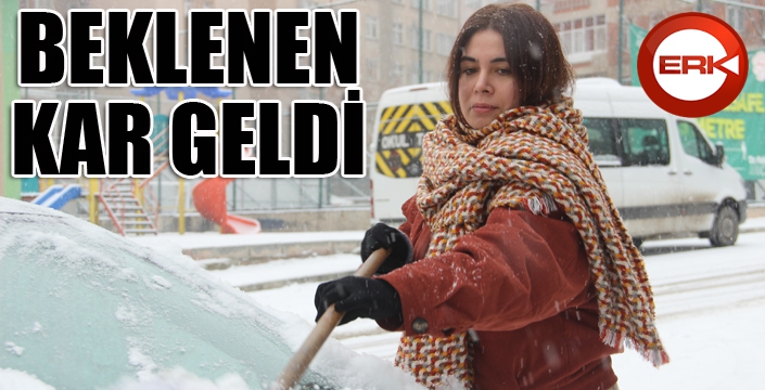 Erzurum’da etkili olan kar yağışı kenti beyaza bürüdü