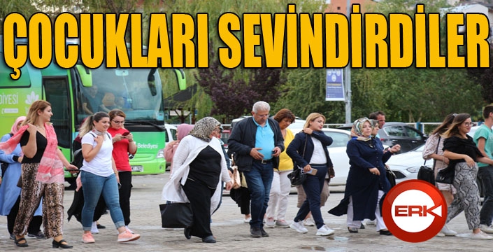 Erzurum İstanbul Dernekler Federasyonu Kadın Kolları köy çocuklarını sevindirdiler